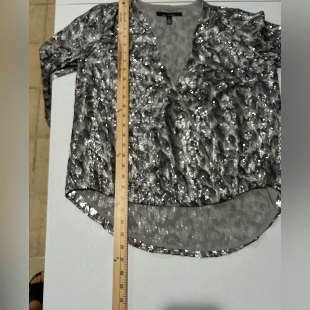WHBM Faux Metallic Top Womens Sz 6 Surplice Blouse Feathers print Bling Silver